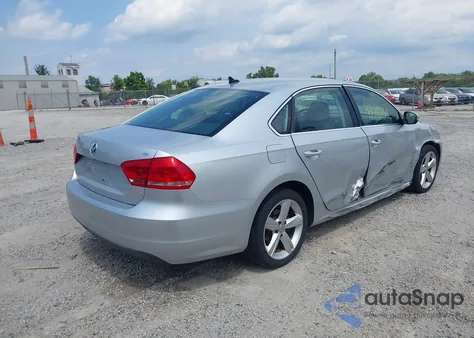 2013 Volkswagen Passat 2.5L Se z USA, uszkodzony, nr VIN 1VWBP7A31DC131445